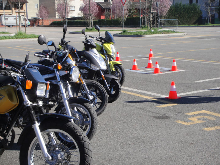 moti in fila per autoscuola